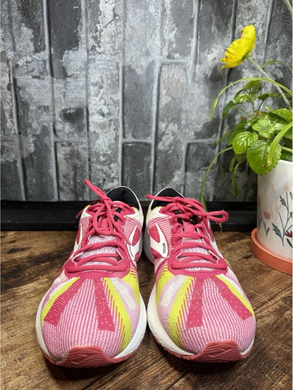 Brooks Launch 6 Women’s Pink/White/Yellow Low Top Lace-Up Logo Mesh Rubber